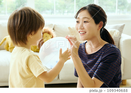 リビングで遊ぶ親子 リビングで遊ぶ親子 109340688