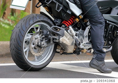 オートバイとライダー オートバイとライダー 109341068