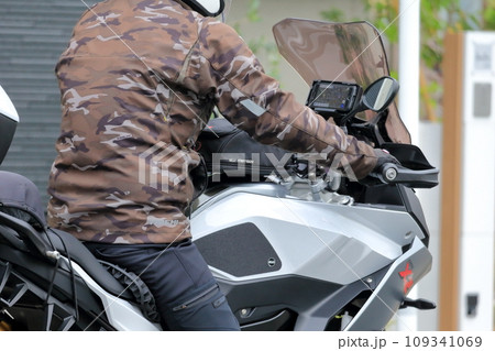 オートバイとライダー オートバイとライダー 109341069