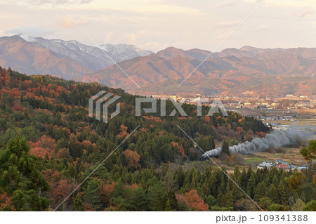 紅葉と雪景色の磐越西線SL 紅葉と雪景色の磐越西線SL 109341388