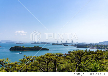 鷲羽山展望台からの瀬戸大橋と瀬戸内海の海と空 鷲羽山展望台からの瀬戸大橋と瀬戸内海の海と空 109341464