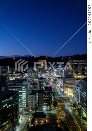 神戸市街地三宮の夜景。神戸市役所展望台より撮影 109341507