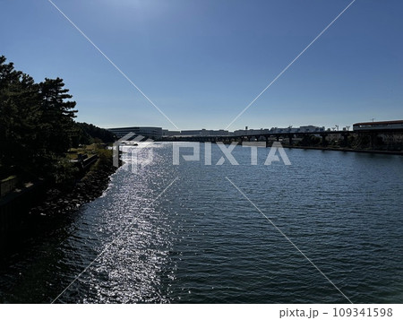 橋から見た川と岸辺 109341598