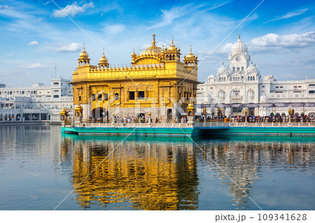 Sikh gurdwara Golden Temple (Harmandir Sahib) holy place of Sikihism. Amritsar, Punjab, India 109341628