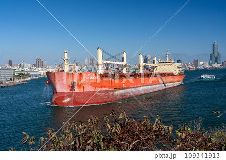 高雄港を進む巨大タンカー 台湾 高雄市 109341913