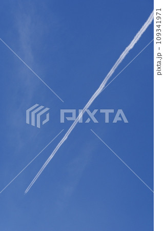 青い空と飛行機雲 109341971