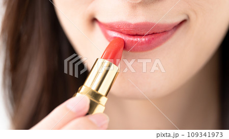 口紅を塗る女性 109341973