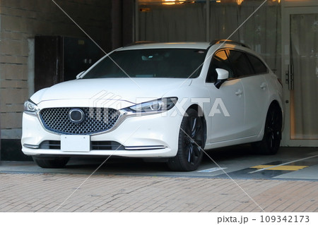 白いセダン 109342173