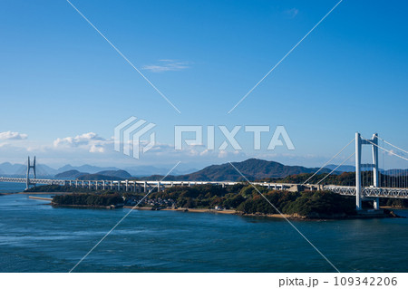 日本の岡山県倉敷市の鷲羽山から見た瀬戸大橋 109342206