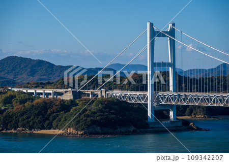 日本の岡山県倉敷市の鷲羽山から見た瀬戸大橋 109342207