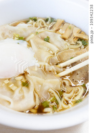 温泉たまご入りの美味しいカップラーメンのワンタン麺 109342238