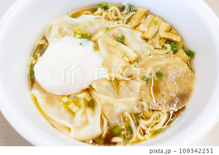 温泉たまご入りの美味しいカップラーメンのワンタン麺 温泉たまご入りの美味しいカップラーメンのワンタン麺 109342251
