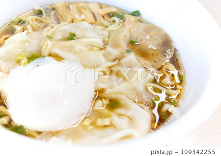 温泉たまご入りの美味しいカップラーメンのワンタン麺 109342255