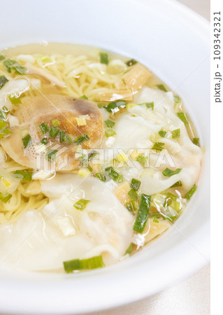 スープの素を入れる前のカップラーメンのワンタン麺 109342321