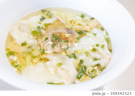 スープの素を入れる前のカップラーメンのワンタン麺 109342323