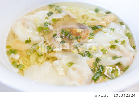 スープの素を入れる前のカップラーメンのワンタン麺 109342324