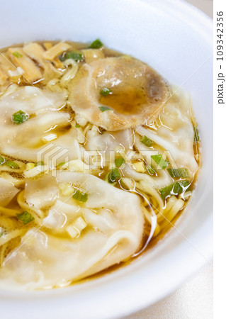 美味しいカップラーメンのワンタン麺 109342356