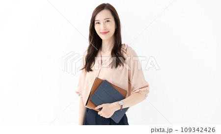 バインダーを持つ女性 109342426