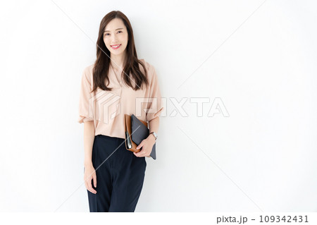 バインダーを持つ女性 バインダーを持つ女性 109342431