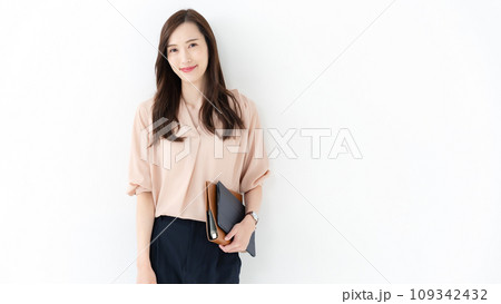 バインダーを持つ女性 109342432