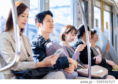 通勤電車のビジネスマン 撮影協力「京王電鉄株式会社」 通勤電車のビジネスマン 撮影協力「京王電鉄株式会社」 109342527