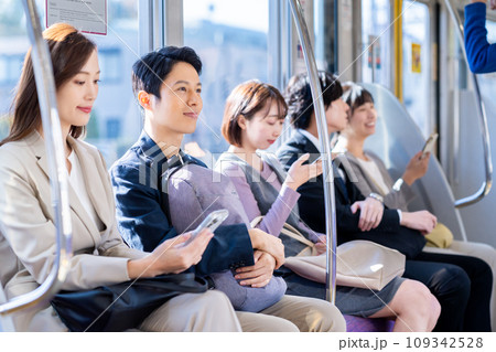 通勤電車のビジネスマン　撮影協力「京王電鉄株式会社」 109342528