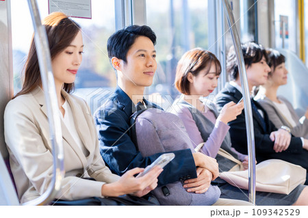 通勤電車のビジネスマン　撮影協力「京王電鉄株式会社」 109342529