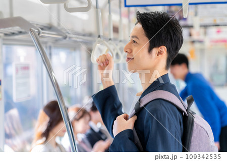 通勤電車のビジネスマン 撮影協力「京王電鉄株式会社」 通勤電車のビジネスマン 撮影協力「京王電鉄株式会社」 109342535