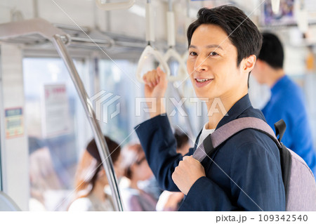 通勤電車のビジネスマン　撮影協力「京王電鉄株式会社」 109342540