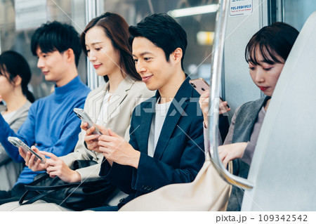 通勤電車のビジネスマン 撮影協力「京王電鉄株式会社」 通勤電車のビジネスマン 撮影協力「京王電鉄株式会社」 109342542