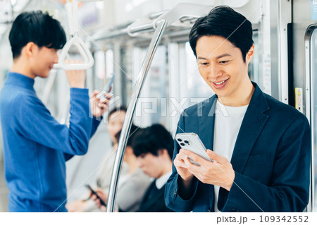 通勤電車のビジネスマン 撮影協力「京王電鉄株式会社」 通勤電車のビジネスマン 撮影協力「京王電鉄株式会社」 109342552