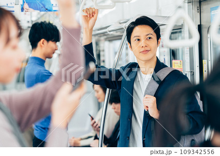 通勤電車のビジネスマン 撮影協力「京王電鉄株式会社」 通勤電車のビジネスマン 撮影協力「京王電鉄株式会社」 109342556