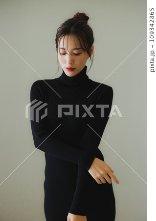 黒いニットの女性 黒いニットの女性 109342865
