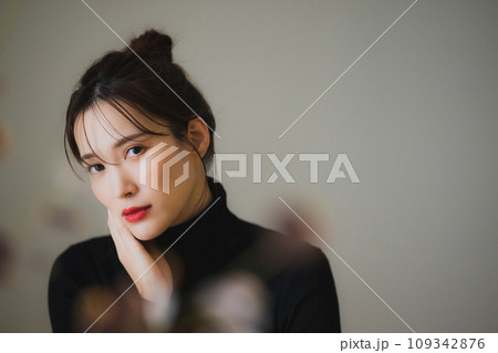 黒いニットの女性 黒いニットの女性 109342876