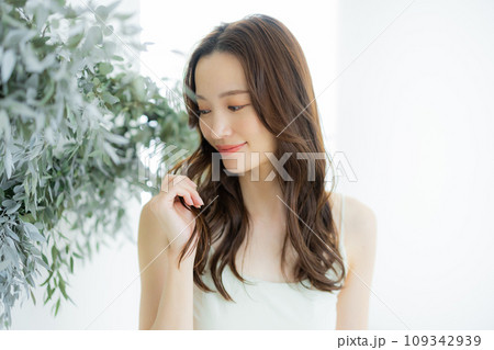 若い女性のヘアケアイメージ 若い女性のヘアケアイメージ 109342939