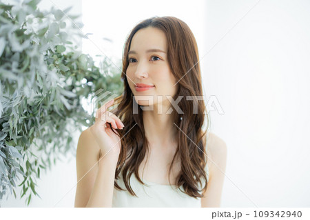 若い女性のヘアケアイメージ 若い女性のヘアケアイメージ 109342940