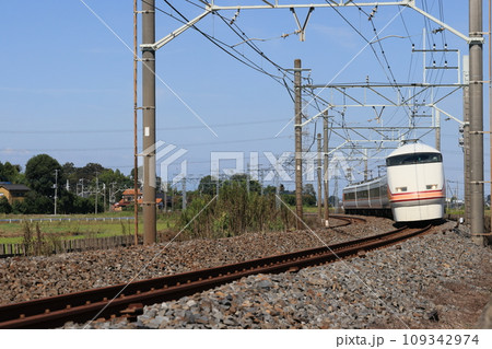 東武日光線を走るスペーシアの電車 109342974