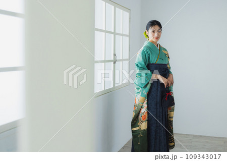 振袖に袴を着た女性 109343017