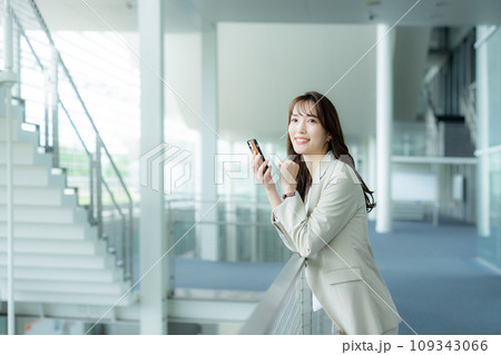 スーツを着た若い女性 109343066