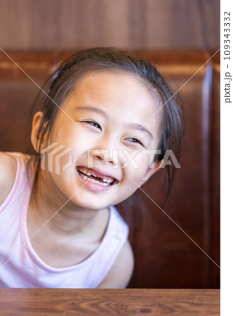 歯の生え変わり時期の女の子 109343332