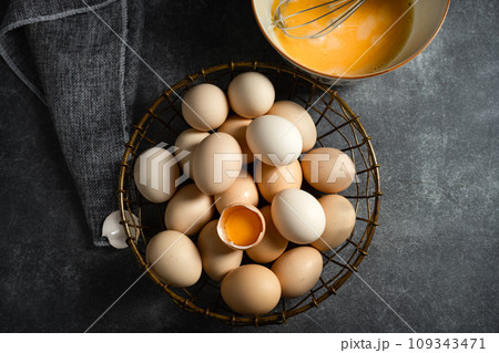 eggs in a wooden bowl on a black background 109343471