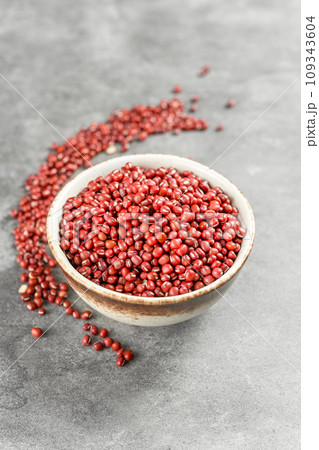 Red adzuki beans on black background plate 109343604