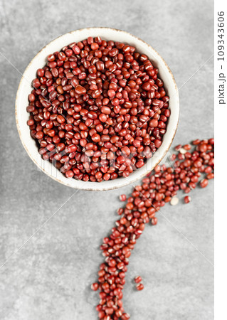 Red adzuki beans on black background plate 109343606