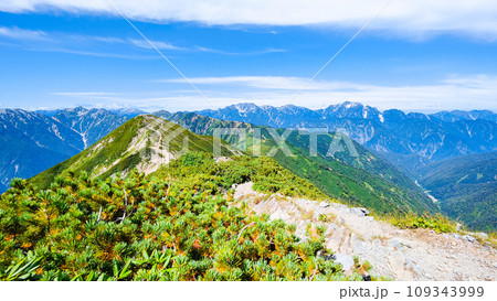 夏の爺ヶ岳登山（爺ヶ岳中峰から剱岳・立山方面の眺め） 109343999