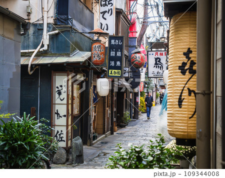 大阪ミナミ　法善寺横丁 109344008