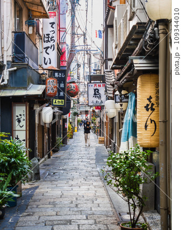 大阪ミナミ　法善寺横丁 109344010