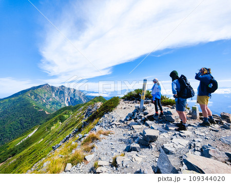 夏の爺ヶ岳登山（爺ヶ岳中峰から鹿島槍ヶ岳方面を望む） 109344020