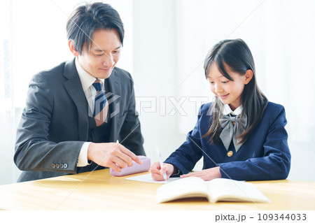 女の子に勉強を教える先生 女の子に勉強を教える先生 109344033