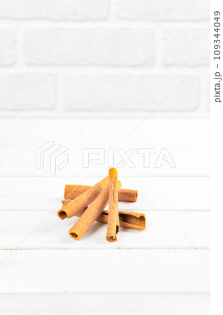 Spices seasoning cinnamon 109344049