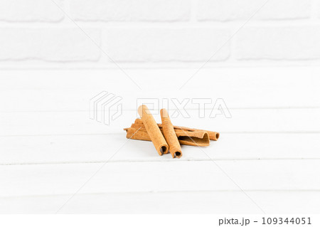 Spices seasoning cinnamon 109344051